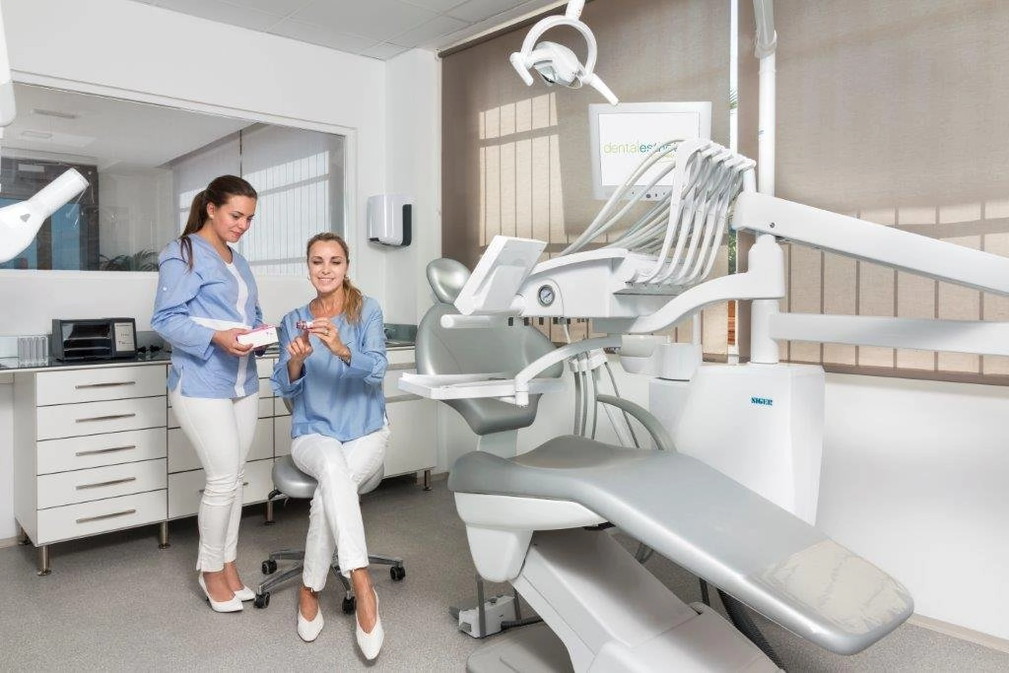 Sala de tratamiento dental moderna de Maritima Dental & Esthetics en Candelaria, Tenerife